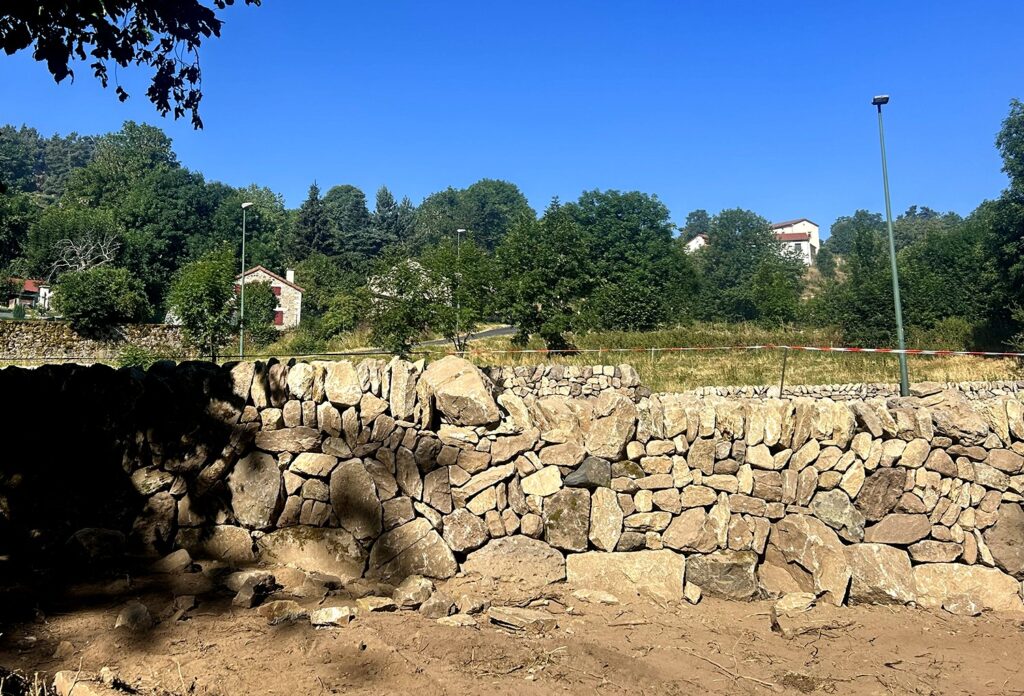 Parement en opus incertum principalement en granite à Saint-Vénérand