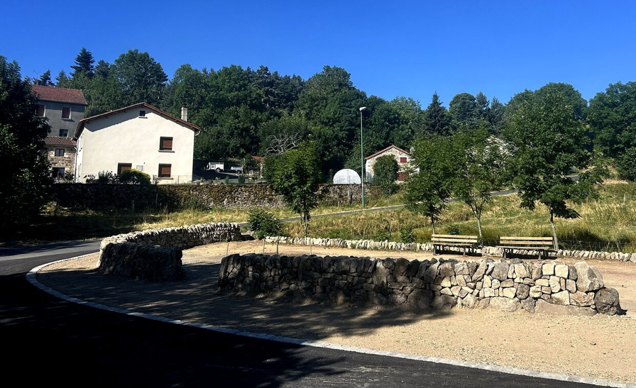 Vue d’ensemble des murets en granite dans le bourg de Saint-Vénérand