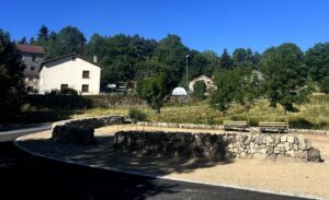 Vue d’ensemble des murets en granite dans le bourg de Saint-Vénérand